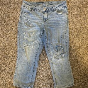 Maurices Light Blue Mid-Rise Distressed Cropped Jeans/Kapri